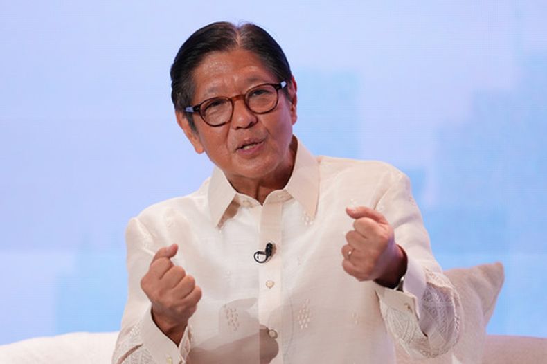 El presidente filipino Ferdinand Marcos Jr. en una conferencia en Makati, Filipinas, el 24 de febrero del 2026. (AP foto/Aaron Favila)