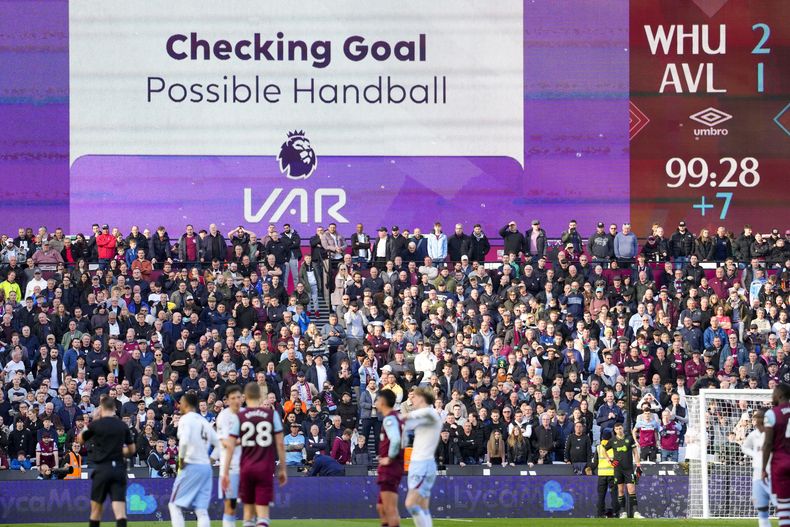 ARCHIVO - La pantalla gigante muestra que una revisión del VAR está en marcha durante el partido West Ham-Aston Villa en la Liga Premier, el 17 de marzo de 2024. (AP Foto/Kirsty Wigglesworth)