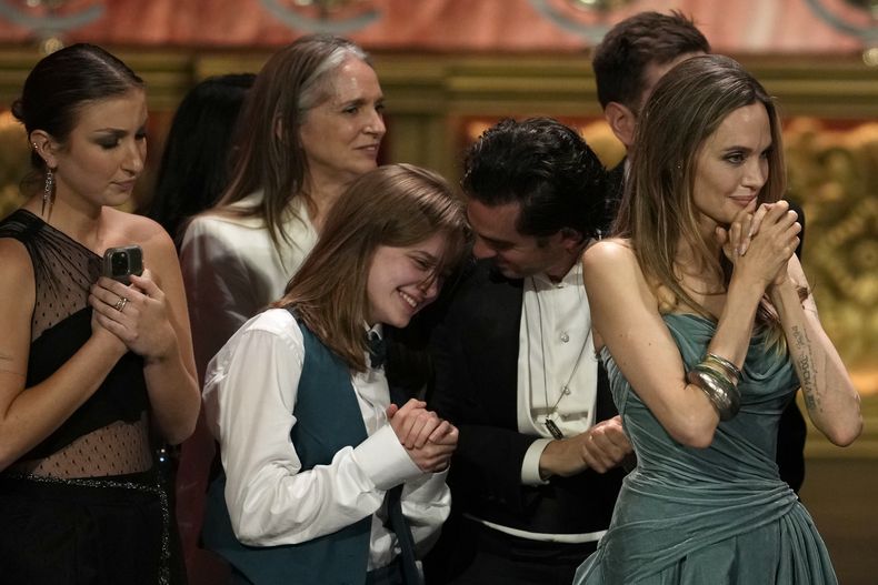 Vivienne Jolie-Pitt, de izquierda a derecha, Justin Levine, Angelina Jolie, y miembros de la compañía de The Outsiders en la 77a entrega de los Premios Tony el domingo 16 de junio de 2024, en Nueva York. (Foto Charles Sykes/Invision/AP)