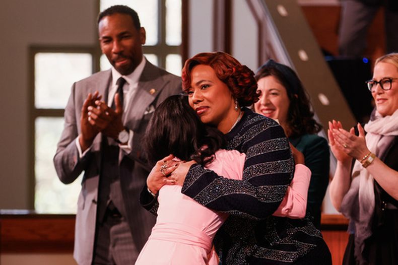 ARCHIVO - Bernice A. King abraza a Siara White tras su homenaje a Coretta Scott King durante la ceremonia conmemorativa en honor a Martin Luther King Jr. Belen la Iglesia Bautista Ebenezer en Atlanta, el 19 de enero de 2026. (Abbey Cutrer/Atlanta Journal-Constitution vía AP, Archivo)