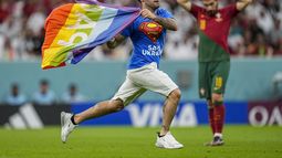 fan con bandera arcoiris irrumpe en partido del mundial
