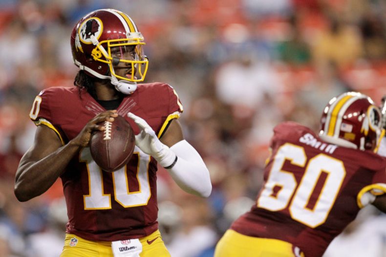 ARCHIVO - Foto del 20 de agosto del 2015, el quarterback de los Redskins de Washington Robert Griffin III busca lanzar el balón en el encuentro de pretemporada ante los Lions de Detroit. (AP Foto/Mark Tenally, Archivo)