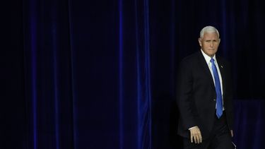 El exvicepresidente Mike Pence llega para hablar en una reunión anual de liderazgo el sábado 28 de octubre de 2023, en Las Vegas. (AP Foto/John Locher)