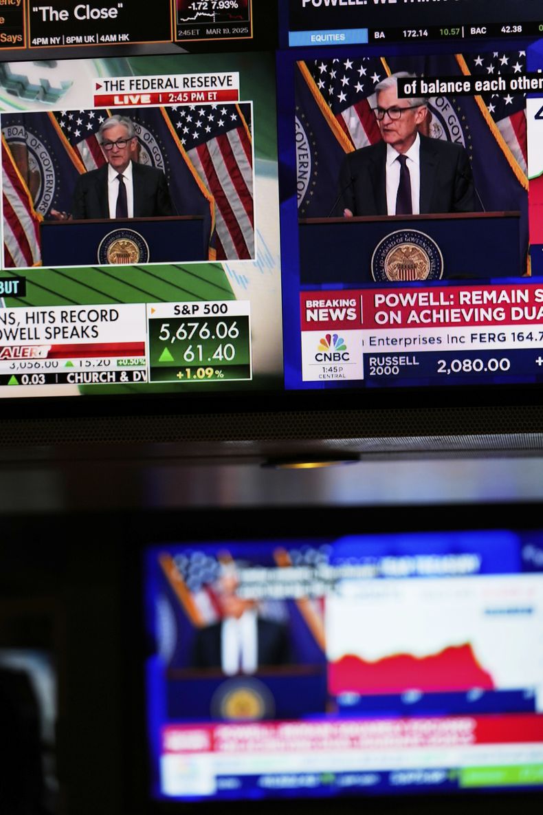 El presidente de la Reserva Federal de EEUU, Jerome Powell, es visto sobre pantallas en el piso de remates de la Bolsa de Valores de Nueva York el miércoles 19 de marzo de 2025. (AP Foto/Seth Wenig)