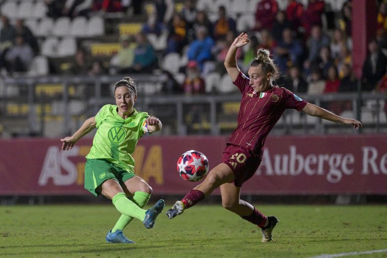 Giada Greggi, de la Roma, y Svenja Huth, del Wolfsburgo, disputan un balón en un encuentro de la Liga de Campeonas, el martes 8 de octubre de 2024 (Fabrizio Corradetti/LaPresse via AP)