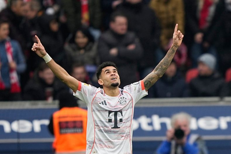 Luis Díaz, del Bayern, celebra tras anotar el primer gol de su equipo durante un juego de fútbol de la Bundesliga entre el Bayer Leverkusen y el Bayern de Múnich en Leverkusen, Alemania, el sábado 14 de marzo de 2026. (Foto AP/Martin Meissner)