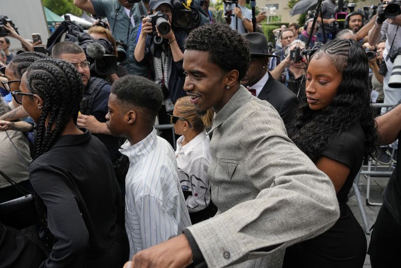 Familiares de Sean Diddy Combs reaccionan al salir del tribunal federal de Manhattan después de que Combs fuera declarado culpable de un delito relacionado con prostitución, pero absuelto de los cargos más graves en su juicio en Nueva York, el miércoles 2 de julio de 2025, en Nueva York. (Foto AP/Yuki Iwamura)