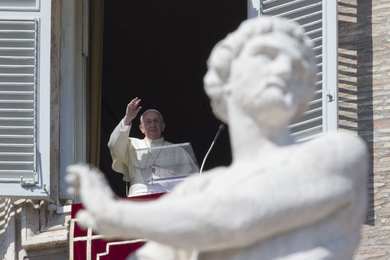 El papa Francisco imparte la bendici&oacute;n durante la oraci&oacute;n del mediod&iacute;a desde la ventana de su estudio donde se aprecia la Plaza de San Pedro, el domingo 9 de marzo de 2014, en el Vaticano. (Foto AP/Andrew Medichini)