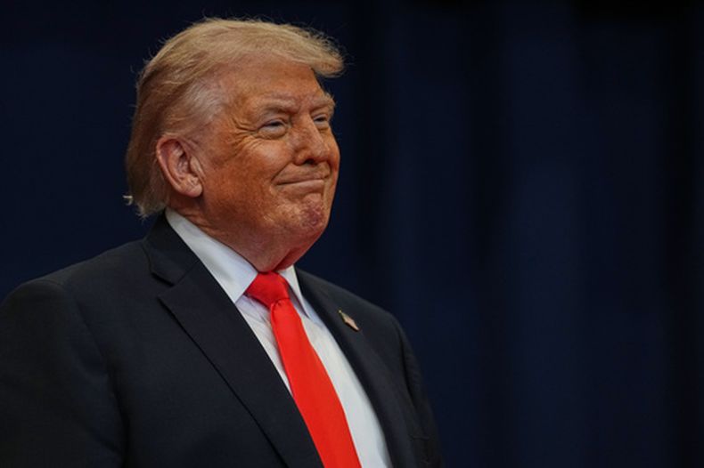 El presidente Donald Trump llega para dar un discurso en una escuela autónoma con financiación pública, el viernes 1 de mayo de 2026, en The Villages, Florida. (AP Foto/Matt Rourke)