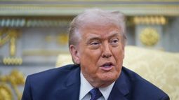 ARCHIVO - El presidente de Estados Unidos, Donald Trump, interviene durante una reunión con el canciller de Alemania, Friedrich Merz, en la Oficina Oval de la Casa Blanca, el 3 de marzo de 2026, en Washington. (AP Foto/Mark Schiefelbein, archivo)