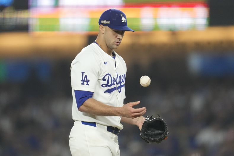 El lanzador de los Dodgers de Los Ángeles, Jack Flaherty espera para lanzar ante los Mets de Nueva York durante la séptima entrada del Juego 1 de la Serie de Campeonato de la Liga Nacional, el domingo 13 de octubre de 2024, en Los Ángeles. (AP Foto/Ashley Landis)