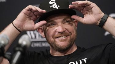 Liam Hendricks de los Medias Blancas de Chicago sonríe al hablar con los reporteros en el juego de los Medias Blancas ante los Mellizos de Minnesota el miércoles 3 de mayo del 2023. (AP Foto/Charles Rex Arbogast)