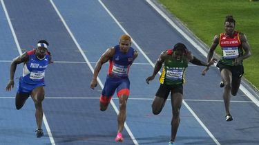 El guyanés Emanuel Archibald (3ro de izquierda a derecha) gana los 100 metros en los Juegos Centroamericanos y del Caribe en San Salvador, el lunes 3 de julio de 2023 (AP Foto/Arnulfo Franco)