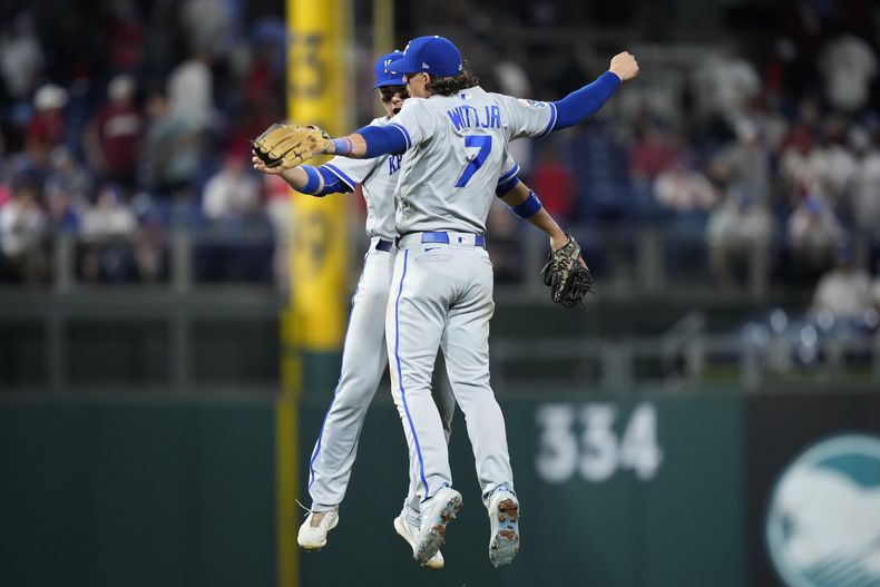 Bobby Witt Jr. y Michael Massey festejan la victoria de los Reales de Kansas City ante los Filis de Filadelfia, el viernes 4 de agosto de 2023 (AP Foto/Matt Slocum)