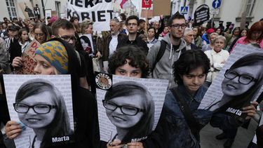 Manifestación en Varsovia contra la estricta ley antiaborto en Polonia tras la muerte de una embarazada por sepsis en mayo, el 14 de junio de 2023. (AP Foto/Czarek Sokolowski)
