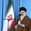 En esta imagen publicada por el sitio web oficial de la oficina del líder supremo iraní, el ayatolá Ali Jamenei durante una ceremonia en Teherán, Irán, el domingo 4 de junio de 2023. (Oficina del líder supremo iraní vía AP)