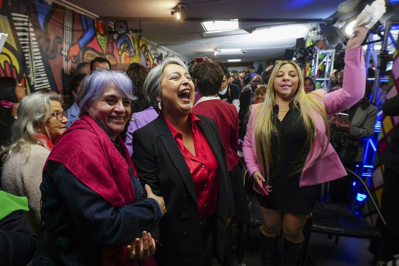 La comunista Jeannette Jara, candidata presidencial para las próximas elecciones en Chile, hace campaña en Santiago de Chile, el miércoles 17 de septiembre de 2025. (AP Foto/Esteban Félix)