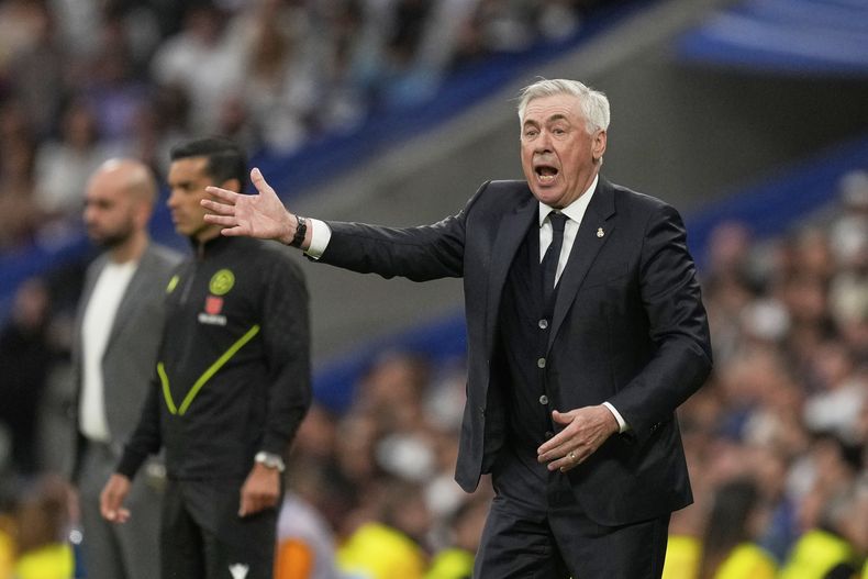 El técnico del Real Madrid Carlo Ancelotti reacciona durante el partido contra el Barcelona en la Liga española, el domingo 4 de mayo de 2025, en Madrid. (AP Foto/José Bretón)