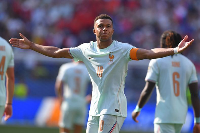 El delamtero francés Kylian Mbappe celebra tras el primer gol de Francia en la victoria 2-0 ante Marruecos en los los cuartos de final del Mundial, el jueves 9 de julio de 2026, en Foxborough Massachusetts. (AP Foto/Steven Senne)