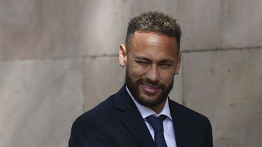 Neymar en juicio por fraude: Firmo lo que me dice mi padre