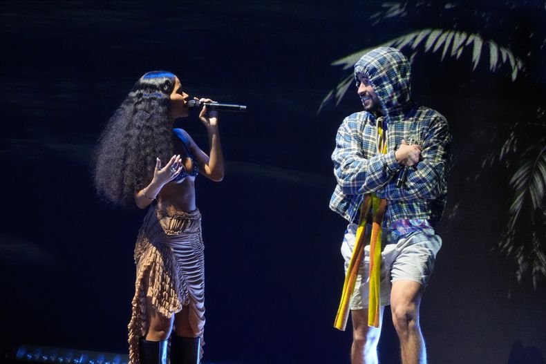 Chuwi y Bad Bunny durante su presentación en el Latin Grammy 2025 el jueves 13 de noviembre de 2025 en el MGM Grand de Las Vegas. (Foto AP/Chris Pizzello)