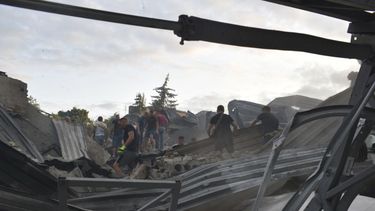 En esta imagen, distribuida por la Policía Nacional de Ucrania, varias personas retiran los escombros en el restaurante RIA Pizza, destruido por un ataque ruso en Kramatorsk, Ucrania, el 27 de junio de 2023. (Policía Nacional de Ucrania vía AP)