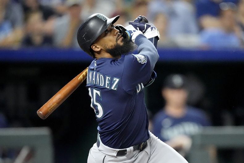 El dominicano Teoscar Hernández, de los Marineros de Seattle, conecta un elevado de sacrificio en el juego del miércoles 16 de agosto de 2023, ante los Reales de Kansas City (AP Foto/Charlie Riedel)