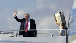 El presidente Donald Trump, a la izquierda, saluda mientras sube al Air Force One con su nieto Theodore, hijo de Ivanka Trump, en el Aeropuerto Internacional de Palm Beach en West Palm Beach, Florida, el domingo 9 de febrero de 2025. (AP foto/Ben Curtis)