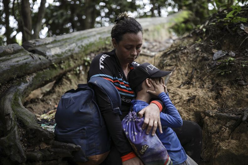 Migrantes venezolanos descansan durante su caminata a través de la selva del Darién desde Colombia a Panamá el martes 9 de mayo de 2023, con la esperanza de llegar a Estados Unidos. (AP Foto/Iván Valencia)