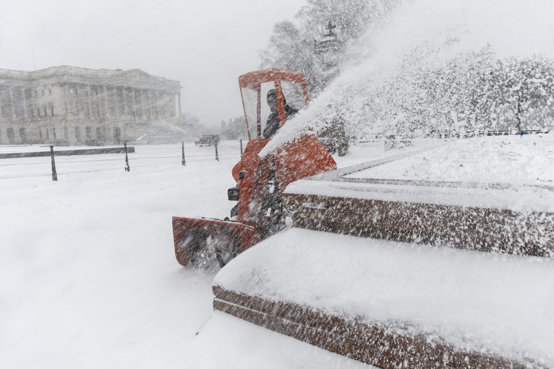 Un trabajador despeja la nieve en el Capitolio de Washington el lunes, 3 de marzo del 2014.   (Foto AP/J. Scott Applewhite)