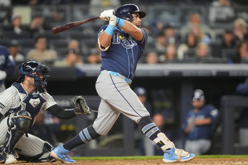 Jonathan Aranda, derecha, de los Rays de Tampa Bay, batea un doble producgtor durante la octava entrada del juego de béisbol de Grandes Ligas contra los Yankees de Nueva York, el viernes 22 de mayo de 2026, en Nueva York. (AP Foto/Yuki Iwamura)