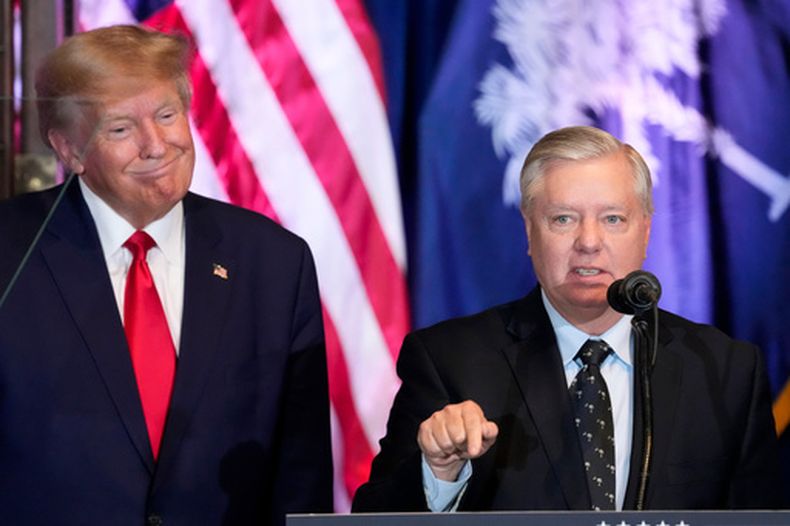 Donald Trump, entonces un expresidente, con el senador republicano Lindsey Graham en Columbia, Carolina del Sur, el 28 de enero del 2023. (AP foto/Alex Brandon)