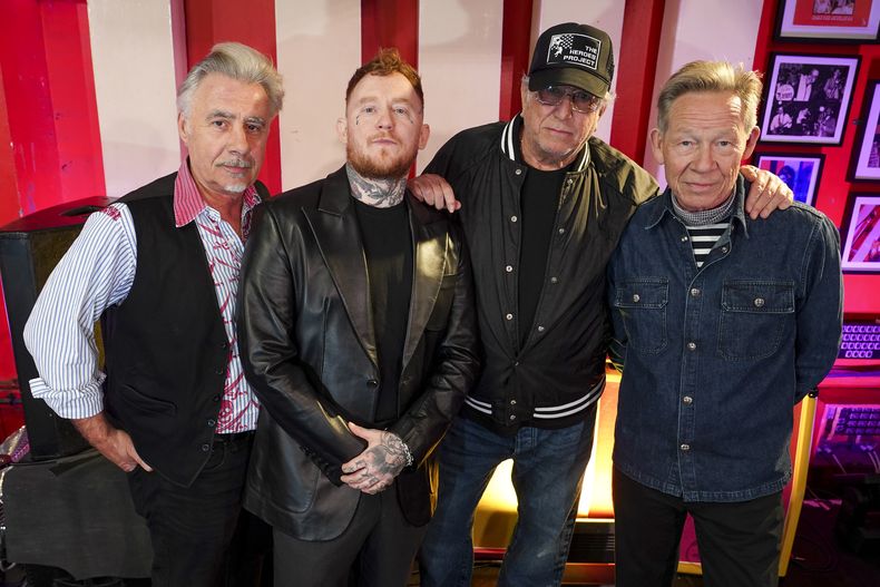 Glen Matlock, de izquierda a derecha, Frank Carter, Steve Jones y Paul Cook de los Sex Pistols, posan para fotografías en Londres, el viernes 21 de marzo de 2025. (Foto Alberto Pezzali/Invision/AP)
