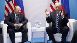 ARCHIVO - El presidente de Estados Unidos, Donald Trump, habla durante una reunión con el presidente de Rusia, Vladímir Putin, en una cumbre del G20, el 7 de julio de 2017, en Hamburgo. (AP Foto/Evan Vucci, archivo)