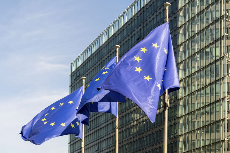 Banderas de la Unión Europea ondean antes de una cumbre de la UE en Bruselas, el jueves 27 de junio de 2024. (AP Foto/Geert Vanden Wijngaert)