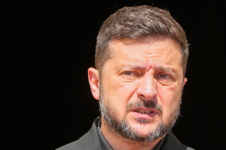 El presidente ucraniano Volodymyr Zelenskyy observa antes de su reunión con el primer ministro irlandés Micheál Martin, en Kiev, Ucrania, el jueves 23 de julio de 2026. (Foto AP/Efrem Lukatsky)