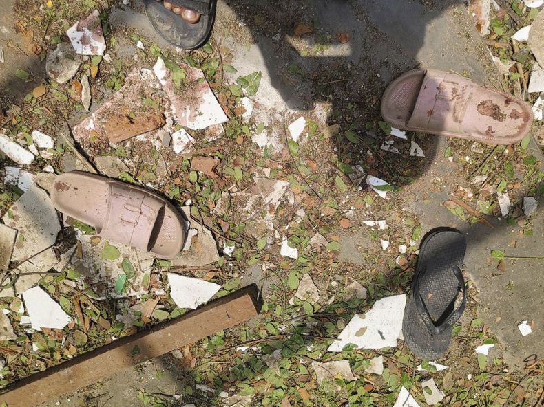 Zapatos esparcidos con escombros en el suelo de una escuela después de un ataque aéreo militar en el municipio de Tabayin, Myanmar, el 12 de mayo de 2025. (Foto, Fuerza de Defensa del Pueblo Depeyin Blanco vía AP)