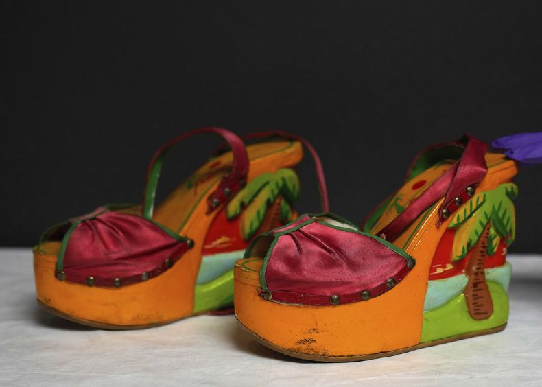 Un par de zapatos que usó David Bowie en Ziggy Stardust en 1972 se exhiben durante una vista previa de prensa en el Centro David Bowie, un nuevo archivo en la Bodega Este del Museo V&A en Londres, el miércoles 10 de septiembre de 2025, antes de su apertura al público el sábado. (Foto AP/Joanna Chan)