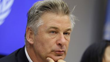 fiscales modifican denuncia contra alec baldwin