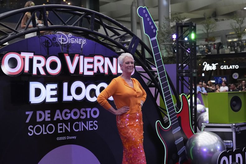 La actriz Jamie Lee Curtis posa para fotos durante la alfombra roja de la película Freakier Friday en la Ciudad de México, el jueves 24 de julio de 2025. (Foto AP/Marco Ugarte)