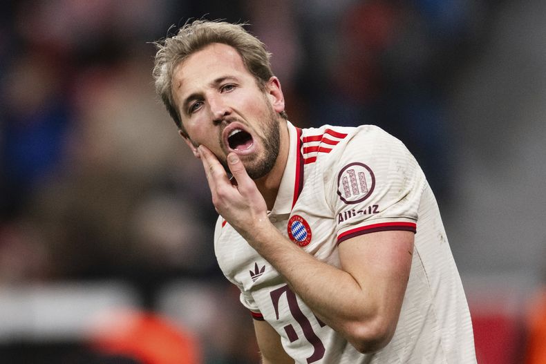 Harry Kane, del Bayern, reacciona durante el partido de fútbol de la Bundesliga entre el Bayer Leverkusen y el FC Bayern Munich en el BayArena en Leverkusen, Alemania, el sábado 15 de febrero de 2025. (Marius Becker/dpa vía AP)