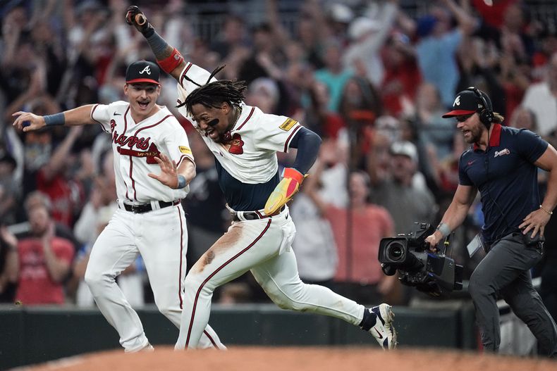 Ronald Acuña Jr. de los Bravos de Atlanta celebra tras anotar la carrera de la victoria ante los Cachorros de Chicago, el miércoles 27 de septiembre de 2023, en Atlanta. (AP Foto/John Bazemore)