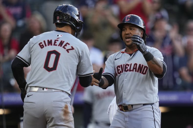 El dominicano José Ramírez, de los Guardianes de Cleveland, es felicitado por el venezolano Andrés Giménez, luego de conectar un jonrón de dos carreras en el juego ante los Rockies de Colorado, el martes 28 de mayo de 2024 (AP Foto/Jack Dempsey)
