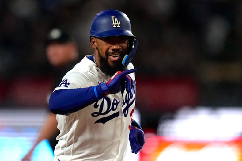 Teoscar Hernández, de los Dodgers de Los Ángeles, celebra después de disparar un cuadrangular de tres carreras durante la sexta entrada del juego de béisbol de Grandes Ligas ante los Rojos de Cincinnati, el lunes 7 de septiembre de 2026, en Los Ángeles. (AP Foto/Mark J. Terrill)