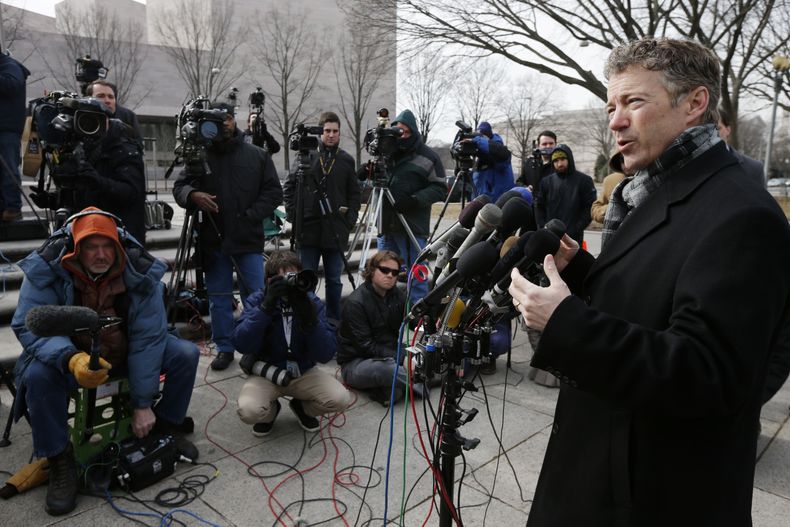 El senador republicano Rand Paul habla a reporteros frente al tribunal federal en Washington, el mi&eacute;rcoles 12 de febrero de 2014. (Foto AP/Charles Dharapak)