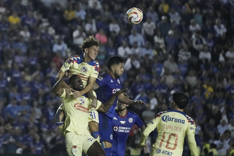 El chileno Igor Lichnovsky, del América, da un cabezazo al balón durante el duelo de ida de la final de México ante Cruz Azul, el jueves 23 de may de 2024 (AP Foto/Eduardo Verdugo)