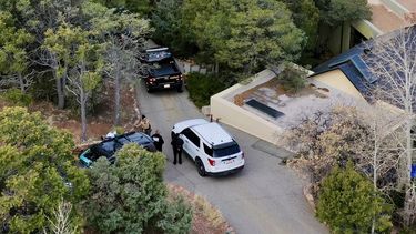 Policías afuera del hogar del actor Gene Hackman el jueves 27 de febrero de 2025 en Santa Fe, Nuevo México. Hackman, su esposa Betsy Arakawa y su perro fueron encontrados muertos en la propiedad un día antes. (AP Foto/Roberto Rosales)
