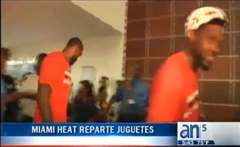 Jugadores del Heat visitan a los niños que están internados en hospitales en el sur de Miami y les reparten juguetes.