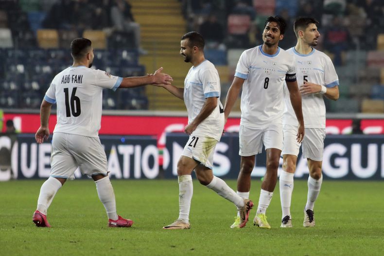 El israelí Mohammad Abu Fani celebra después de anotar el primer gol de su equipo durante el partido de fútbol de la Liga de Naciones de la UEFA entre Italia e Israel en el estadio Bluenergy en Udine, Italia, el lunes 14 de octubre de 2024. (Andrea Bressanutti/LaPresse vía AP)