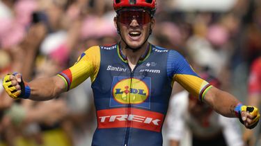El danés Mads Pedersen celebra tras cruzar la meta de la octava etapa del Tour de Francia, un recorrido de 201 kilómetros (125 millas) de Libourne a Limoges, Francia, el sábado 8 de julio de 2023. (AP Foto/Daniel Cole)
